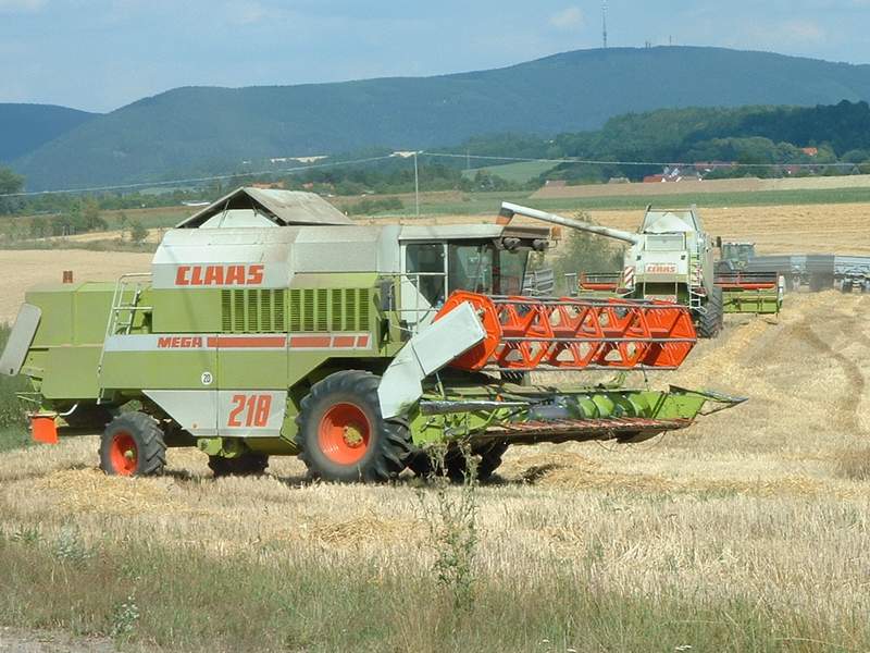 bilder/19_7_2003/lexion_+_mega_2x_fendt_824_3.jpg